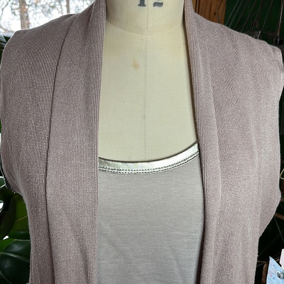 Neutral cardi perfect for the office or office party. - Picture 2 of 8